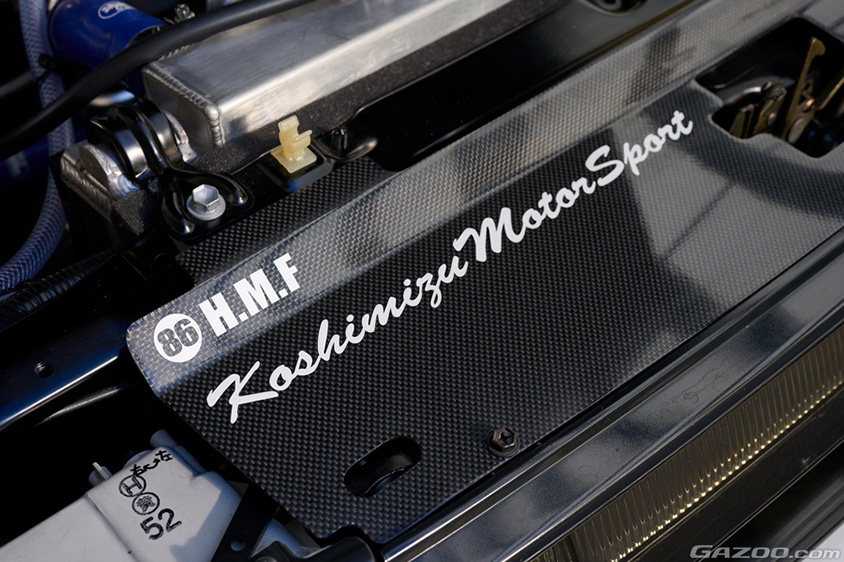 トヨタ・カローラレビン（AE86）のエンジンルーム内のカーボンパーツ