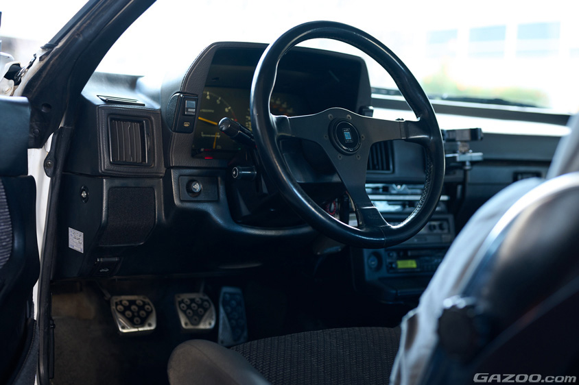 トヨタ・セリカスープラの運転席