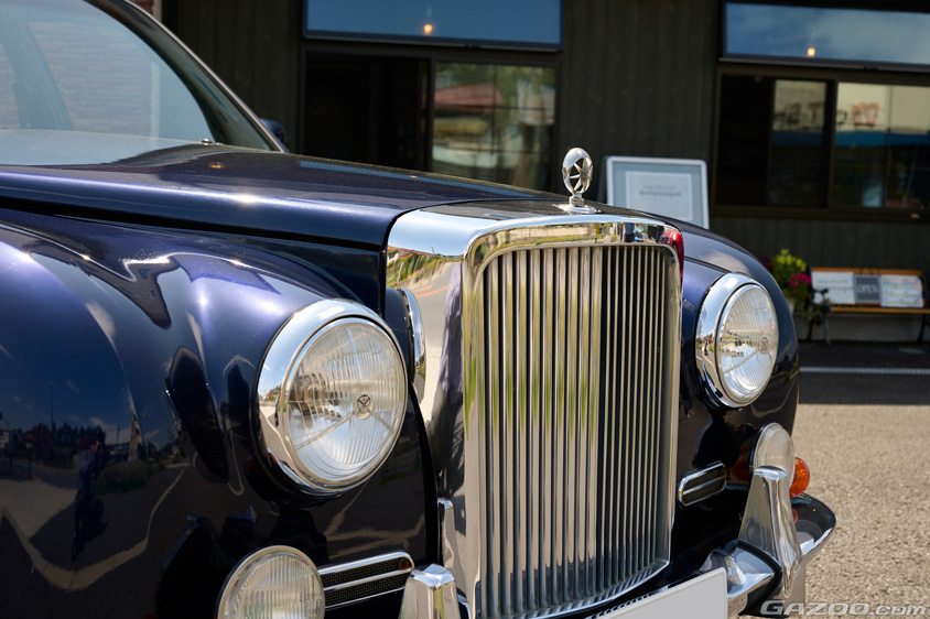 光岡・ガリューの特徴的なグリルとヘッドライト