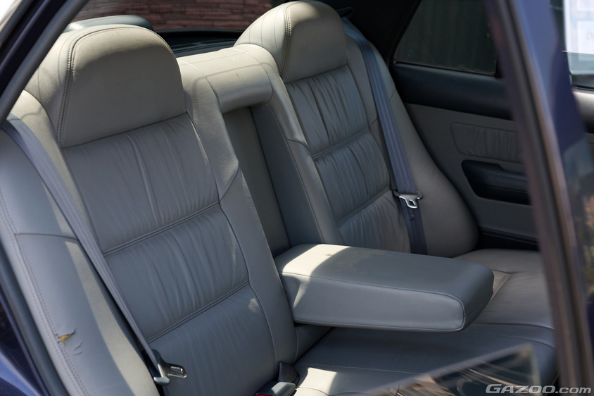 光岡・ガリューの後席