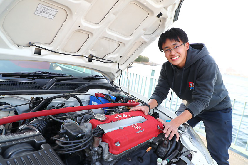 ホンダ・シビック タイプR（EK9）のエンジンルームとオーナーの岩崎さん
