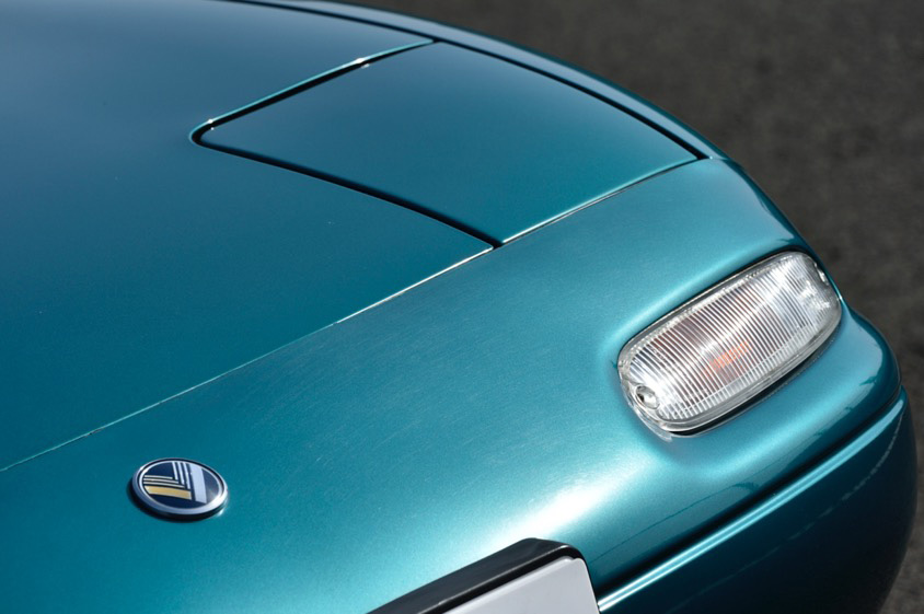 マツダ・ロードスター（NA型）のロゴとヘッドライト