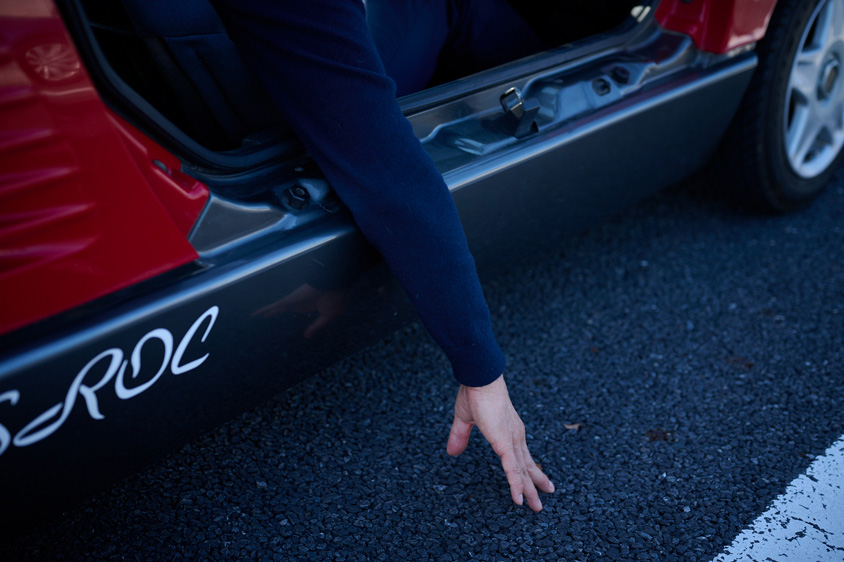 マツダ オートザムAZ-1は運転席から手が地面に届くほどの低さ