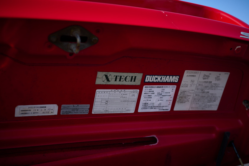 マツダ オートザムAZ-1のエンジンフードの内側