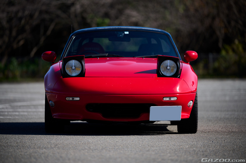 ヨシムラ MCL.ロードスターのリトラクタブルヘッドライトを開いたフロント