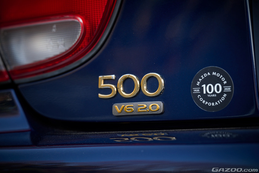 マツダ・ユーノス500のエンブレム