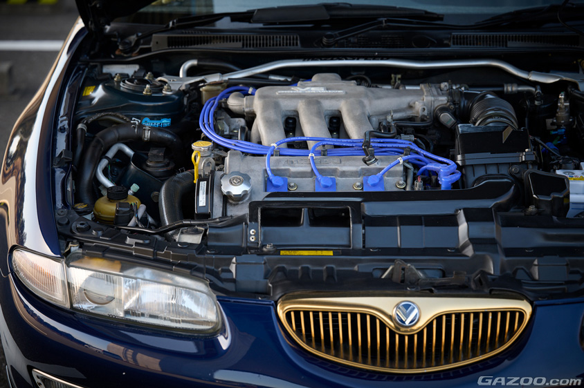 マツダ・ユーノス500のエンジンルーム