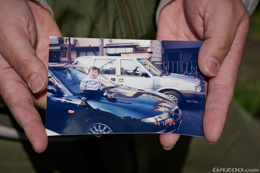 マツダ・ユーノス500のボンネットに座る赤ちゃん時代のオーナーの写真