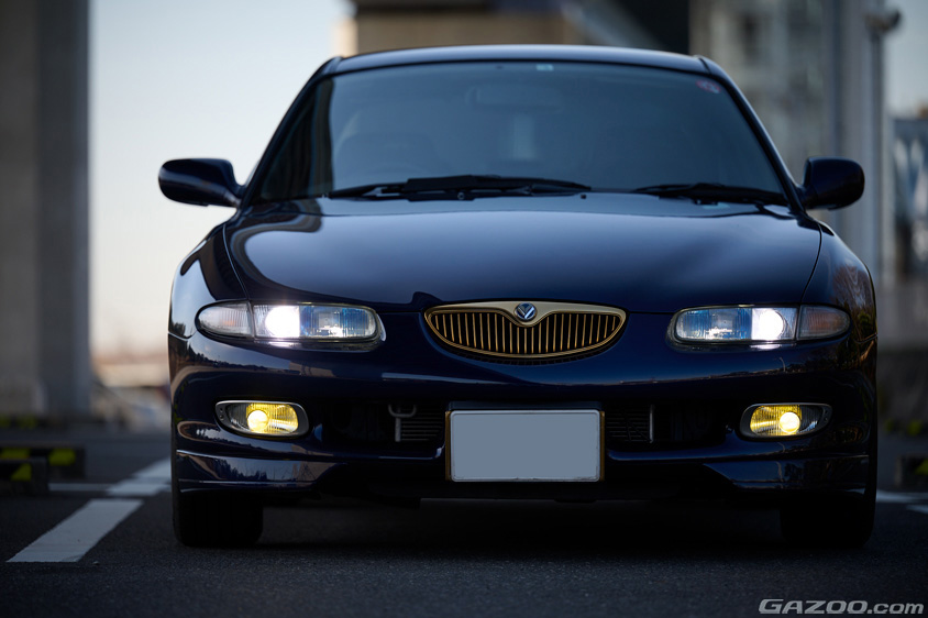 なまめかしく光をまとうマツダ・ユーノス500