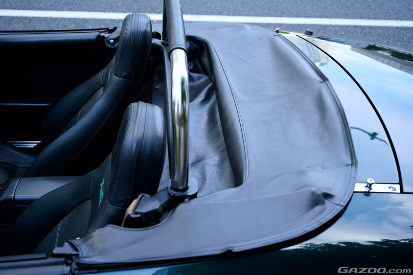 マツダ・ユーノスロードスター VRリミテッドシート コンビネーションBの格納された幌