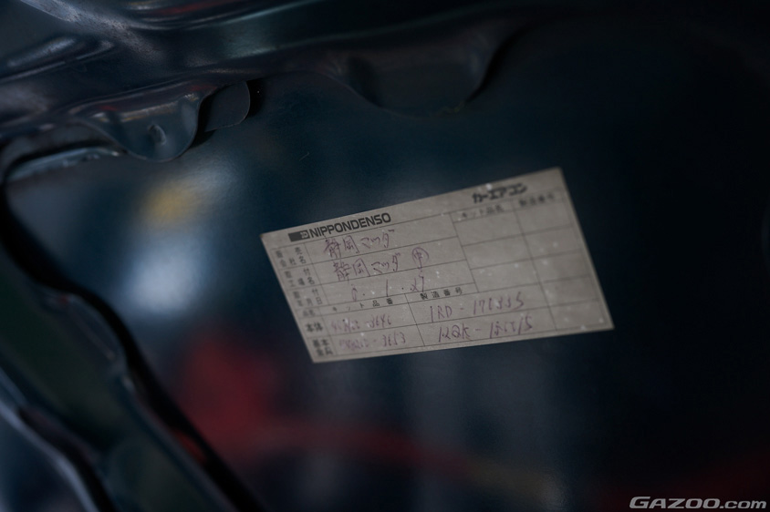 マツダ・ユーノスロードスター VRリミテッドシート コンビネーションBのボンネットの裏側