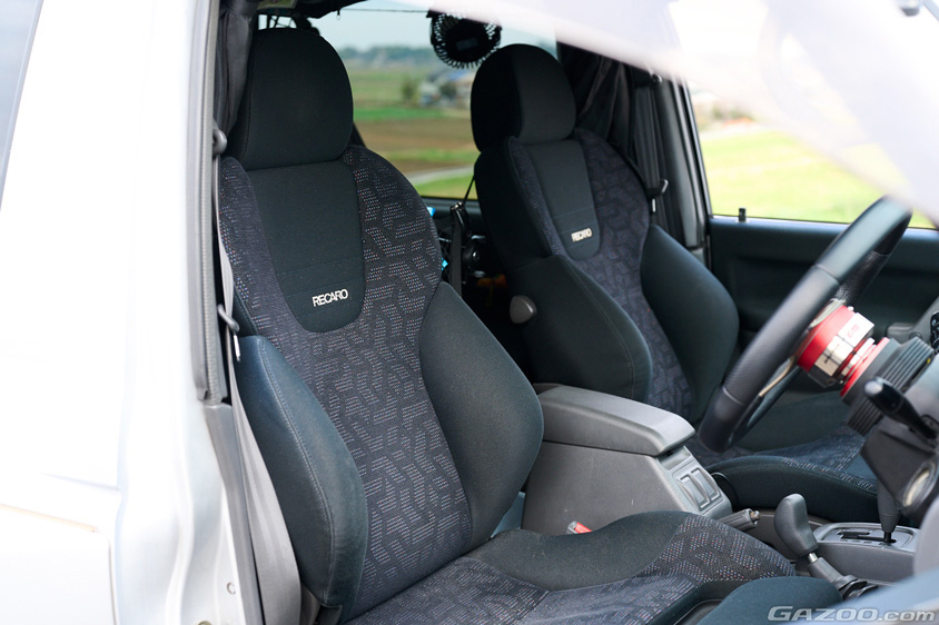 三菱自動車・パジェロエボリューションのレカロシート