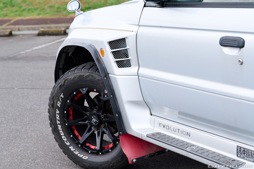 三菱自動車・パジェロエボリューションの左フロントフェンダーとお気に入りのタイヤ