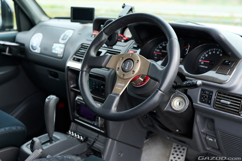 三菱自動車・パジェロエボリューションの運転席