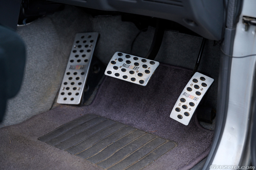 三菱自動車・パジェロエボリューションのペダル