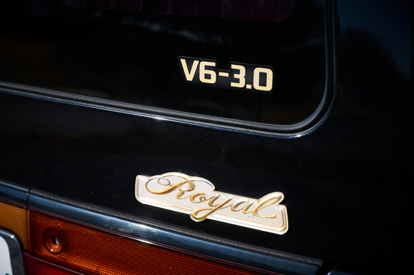 日産・ホーミーコーチのRoyalロゴ