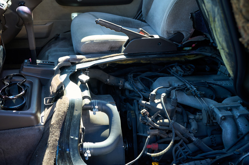 日産・ホーミーコーチの助手席したのエンジン