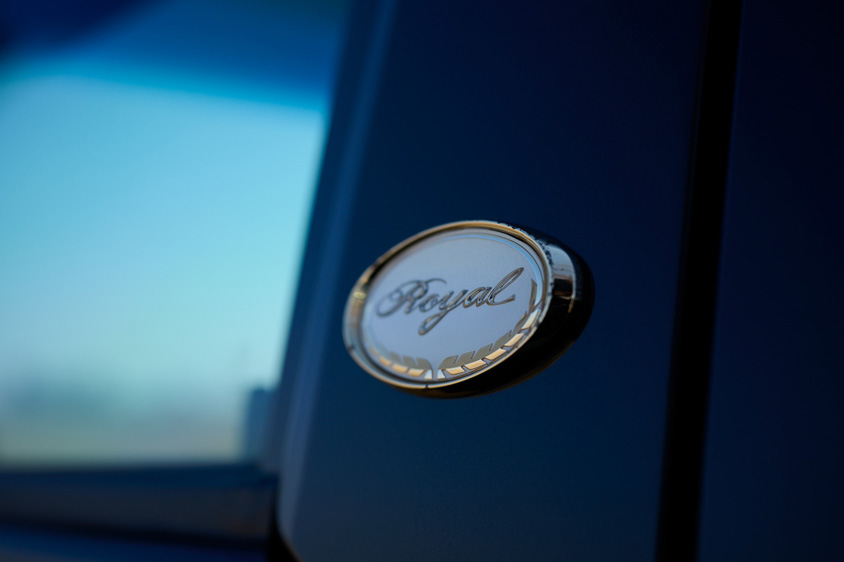 日産・ホーミーコーチのゴールドのRoyalロゴ