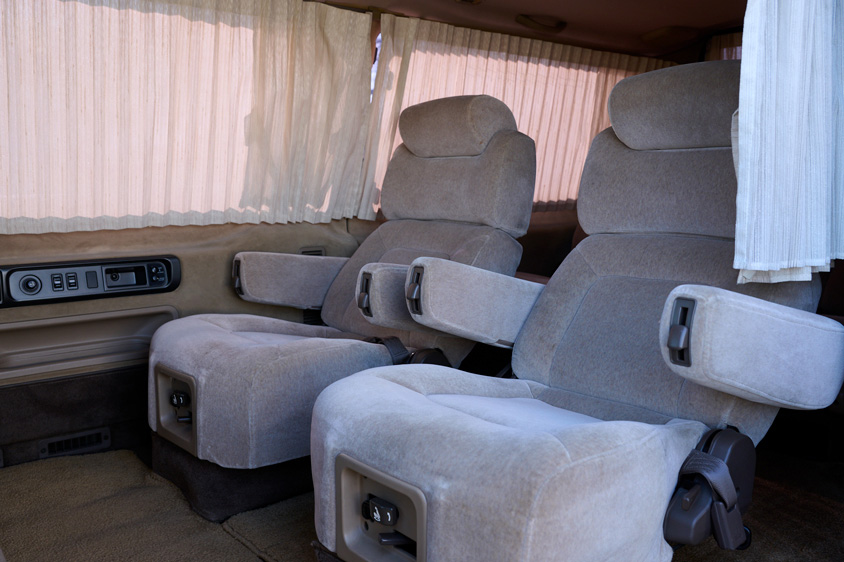 日産・ホーミーコーチのセパレート式の後席