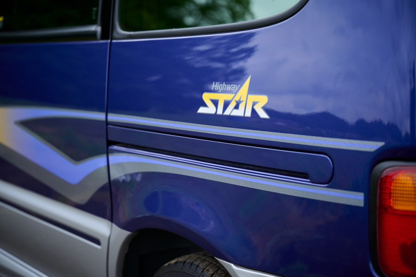 日産・セレナ　ハイウェイスターのロゴ