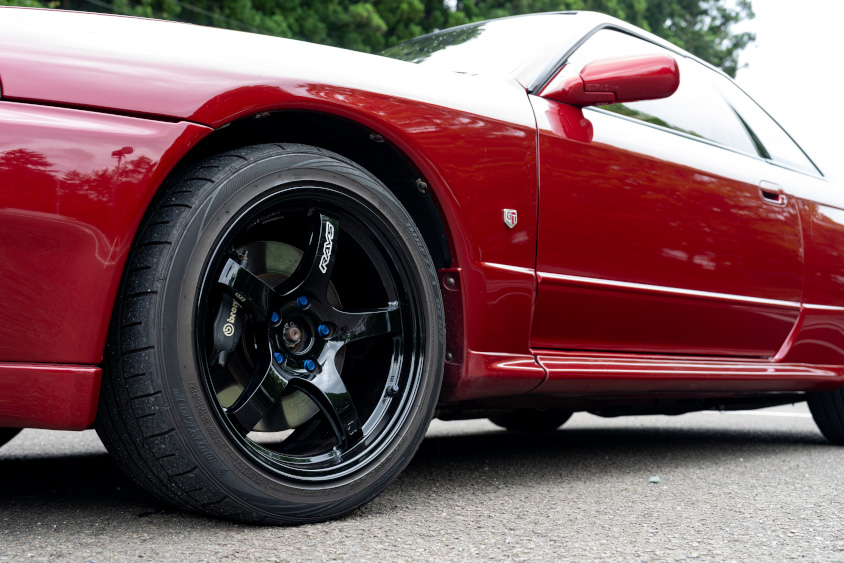 日産・スカイラインGT-R(R32型)の左フロントタイヤ
