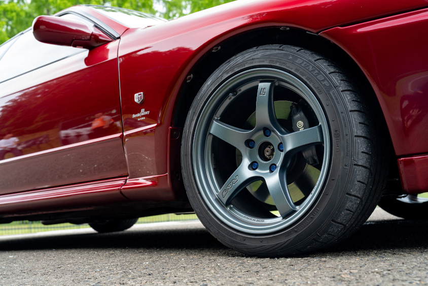 日産・スカイラインGT-R(R32型)の右フロントタイヤ