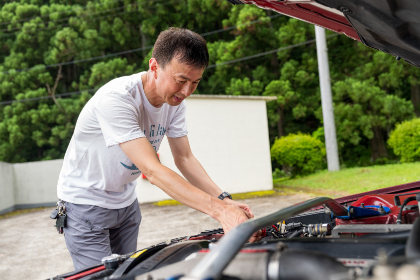 日産・スカイラインGT-R（R32型）のエンジンルームを眺めるwagaさん
