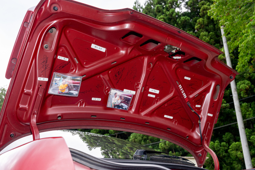 日産・スカイラインGT-R（R32型）のトランクリッドの裏側には好きなドライバーやジャーナリストのサイン