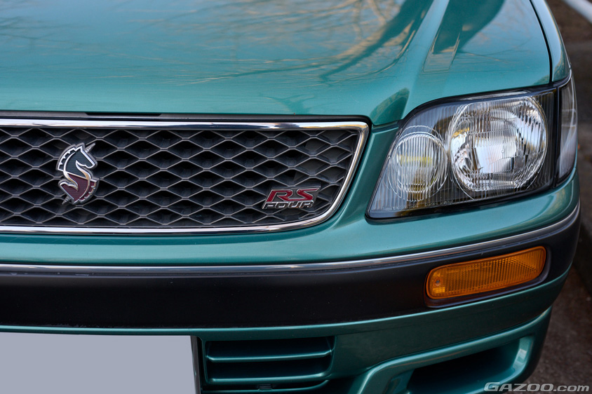 日産・ステージアのRS FOURのエンブレム