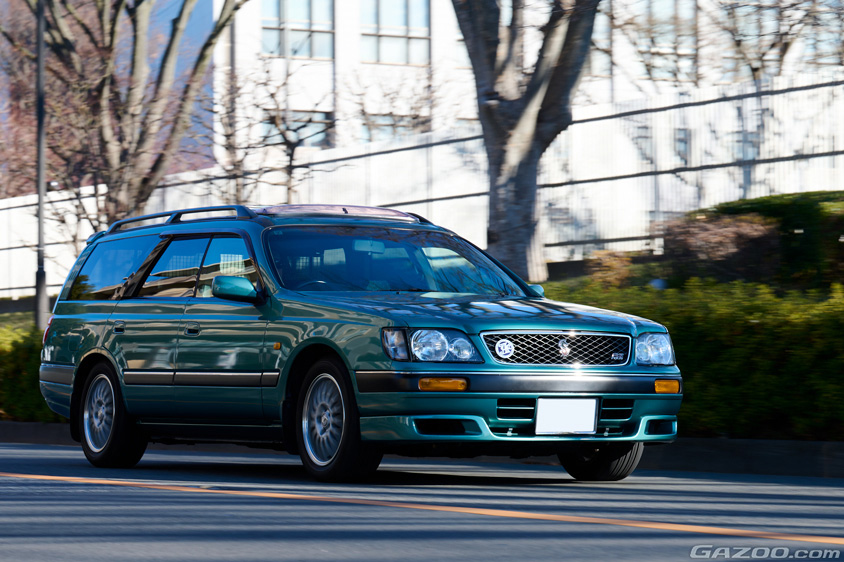 走行する日産・ステージア