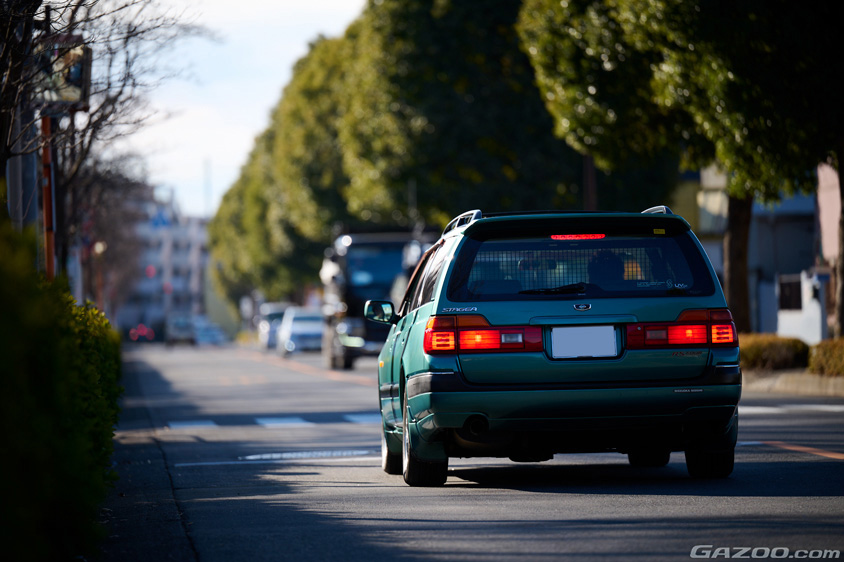 一時停止する日産・ステージア