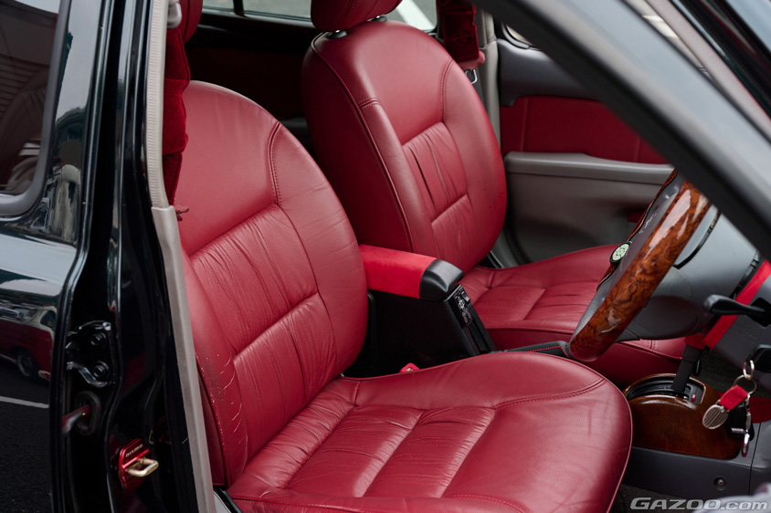 マルコ1000デラックスの社内にはマーチ純正の真っ赤な本革シートが使われている