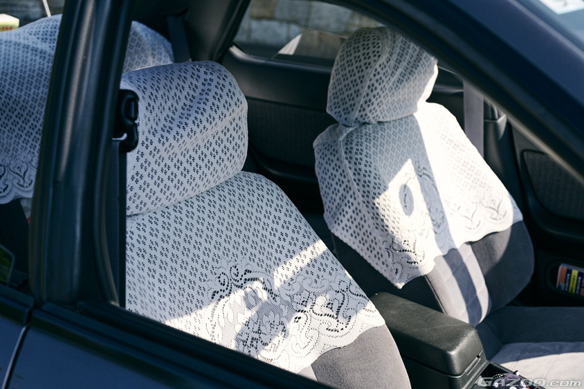 日産・スカイライン スカイライン GTE タイプXの前席につけたレースのハーフカバー