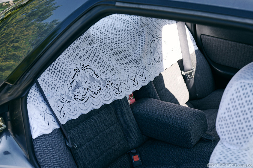 日産・スカイライン スカイライン GTE タイプXの後席につけたレースのハーフカバー