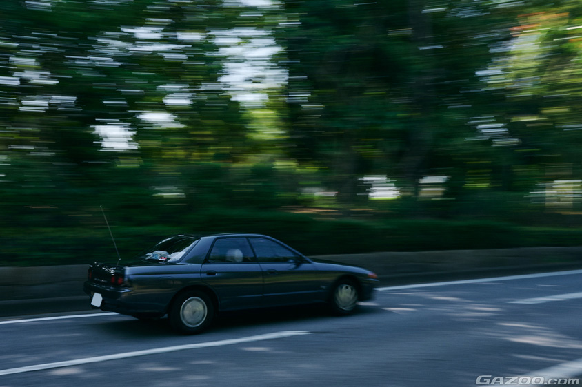 走行するss日産・スカイライン スカイライン GTE タイプX