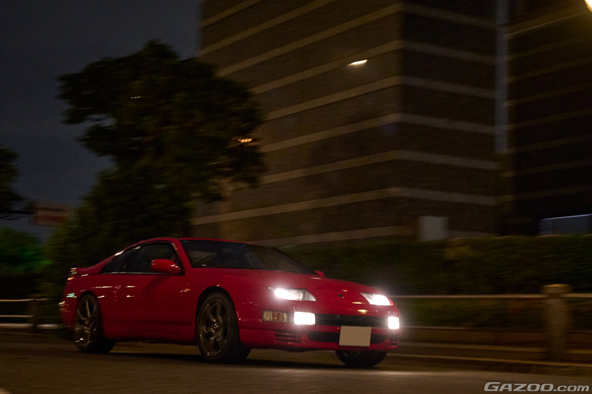 闇夜を走る日産・フェアレディアZ(Z32型)