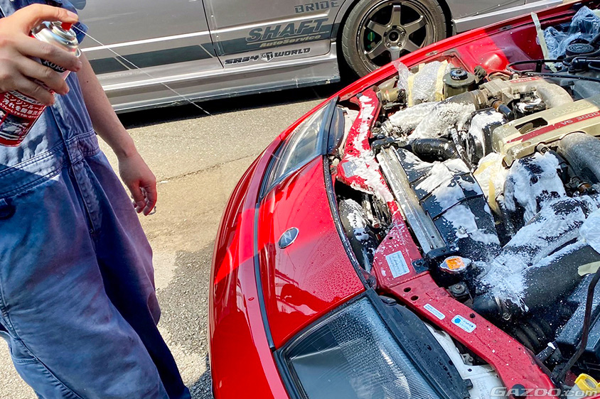日産・フェアレディアZ(Z32型)のエンジンルームを掃除するオーナーさん