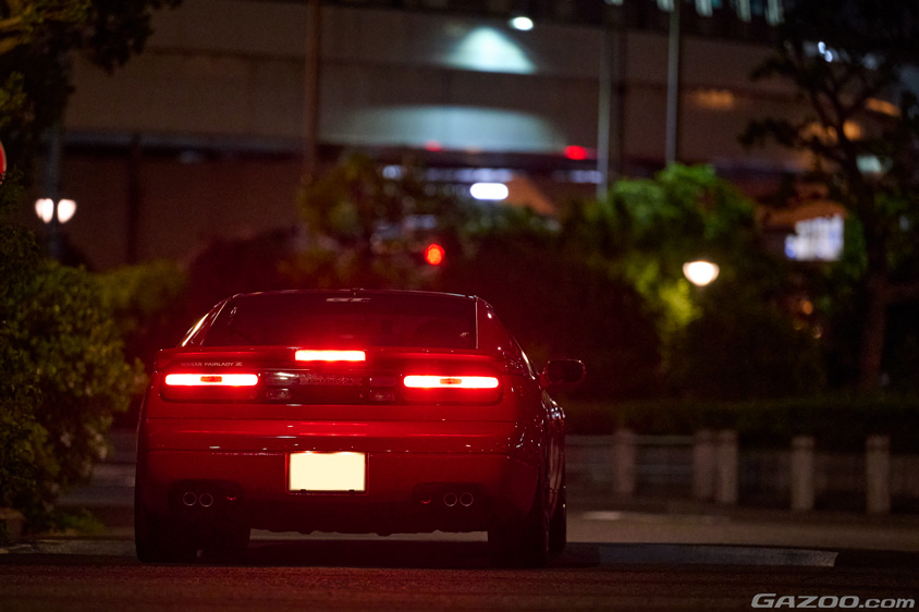 闇夜に光る日産・フェアレディアZ(Z32型)のテールランプ