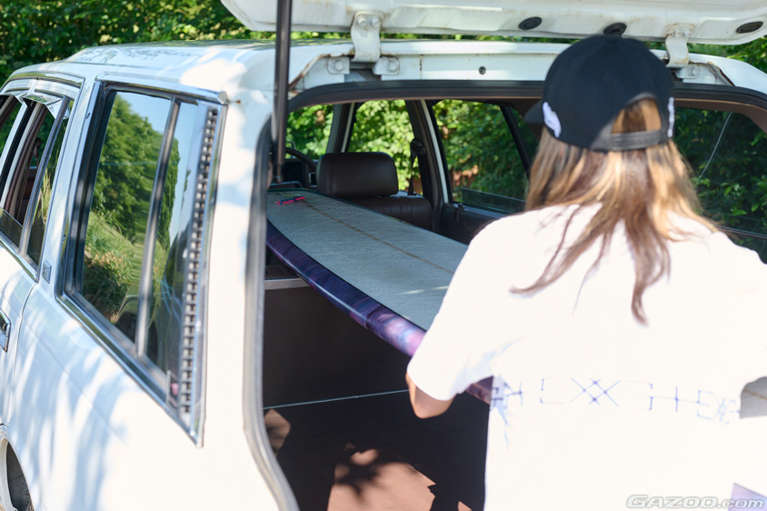 日産・セドリックバン（VY30）とサーフボードを積むオーナーさん