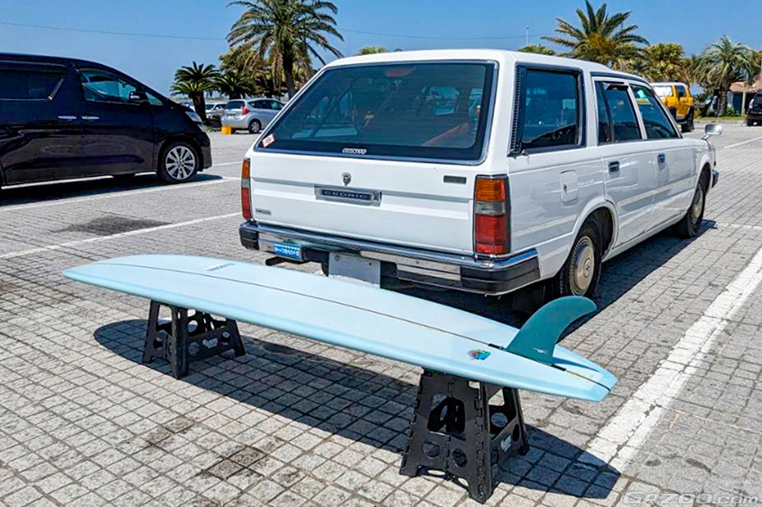 日産・セドリックバン（VY30）とサーフボード