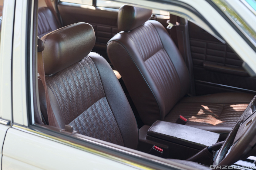 日産・セドリックバン（VY30）のフロントシート