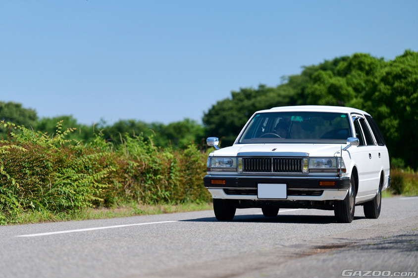 走行する日産・セドリックバン（VY30）