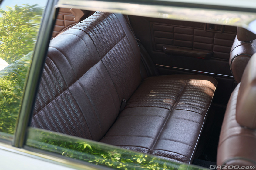 日産・セドリックバン（VY30）のリヤシート