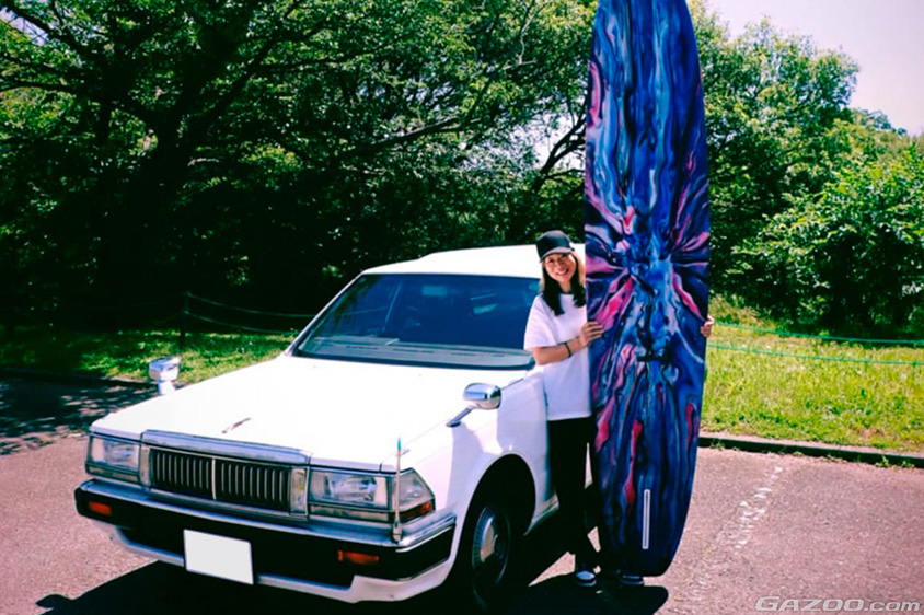 日産・セドリックバン（VY30）とサーフボードを持つオーナーさん