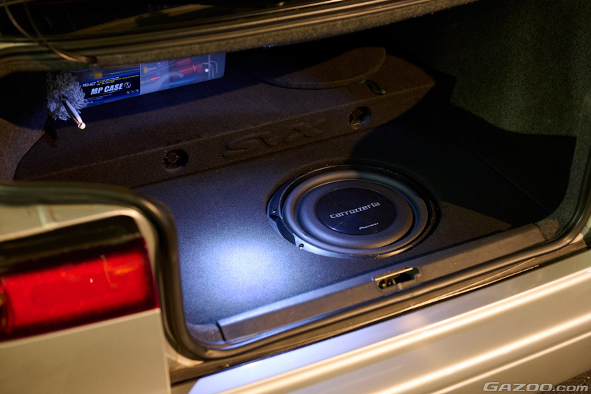 スバル・アルシオーネSVX S4のラゲッジルームのオーディオ