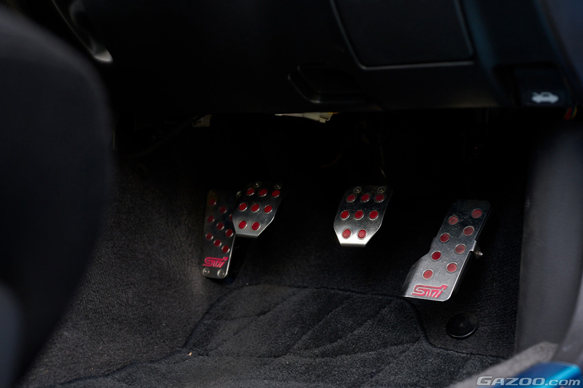 スバル インプレッサ 22B-STiバージョンのペダル