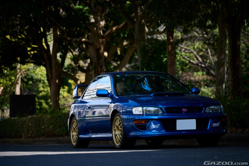 木陰に佇むスバル インプレッサ 22B-STiバージョン