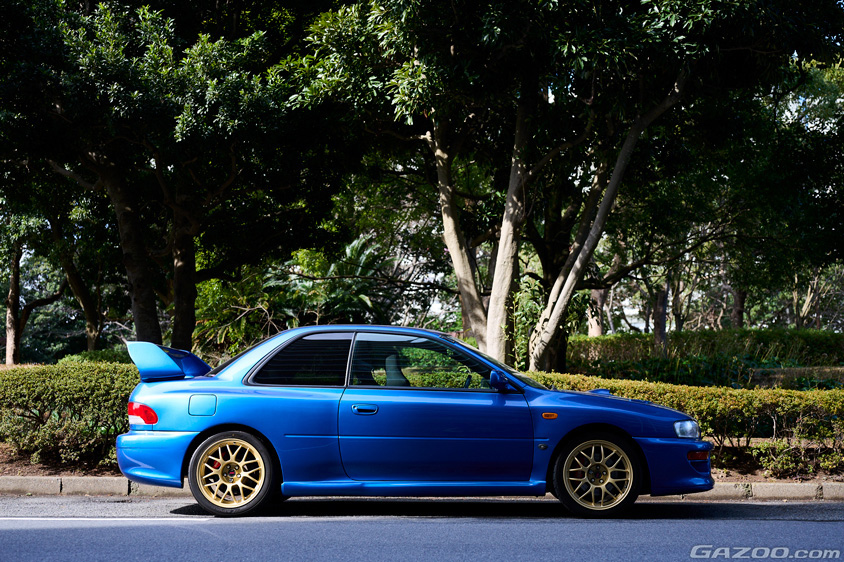 テールから陽を浴びるスバル インプレッサ 22B-STiバージョン
