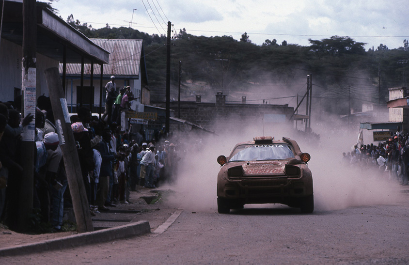 濡れたあとには土埃がボディを覆い、点灯しているライトもなす術はない