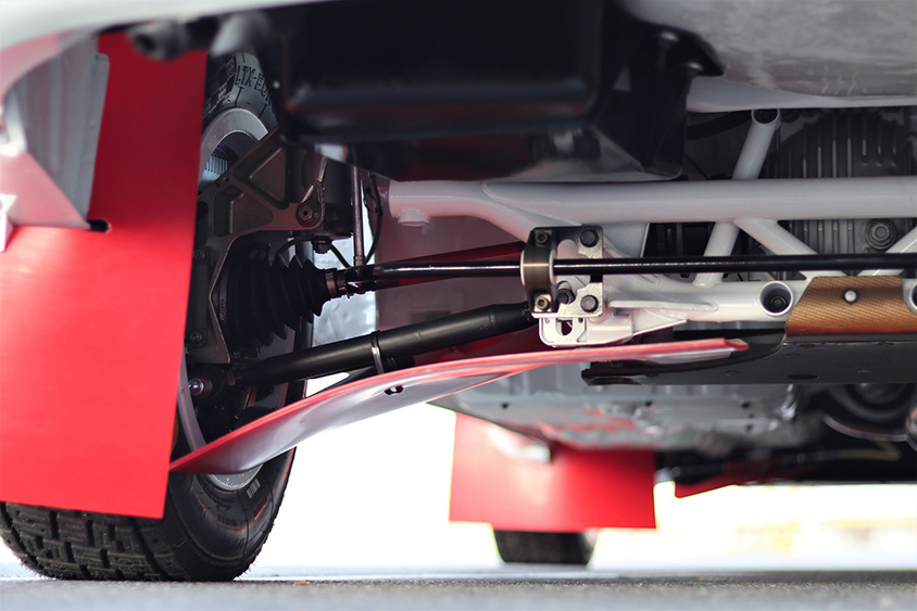 シンプルで美しい足まわりは悪路走行後のメンテナンス性にも優れる